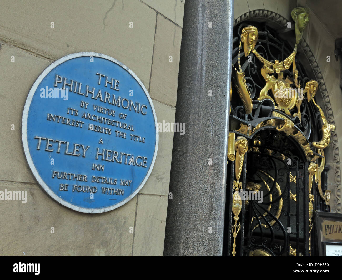 Ingresso alla Filarmonica in sale da pranzo taverna in oro marittima di Liverpool England Regno Unito - Blu placca del patrimonio Foto Stock