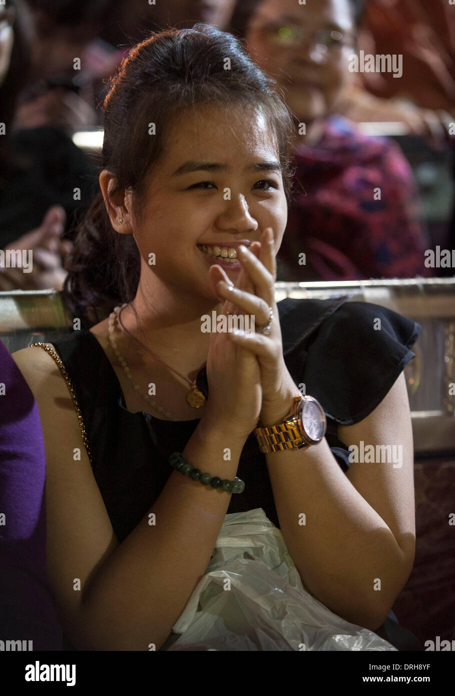 Calcutta, West Bengal, India. 26 gen 2014. Un Cinese ragazza indiana orologi danza leone durante una celebrazione per il prossimo nuovo anno lunare cinese a Calcutta, capitale dell'est lo stato indiano del Bengala Occidentale, Gennaio 26, 2014. Credito: Tumpa Mondal/Xinhua/Alamy Live News Foto Stock