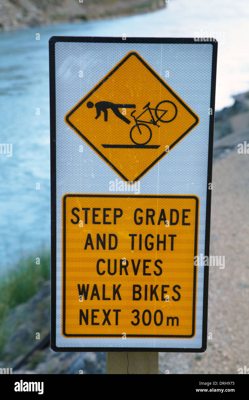 Segnale di avvertimento sulla gola Roxburgh ciclo e a piedi la via di Central Otago, Isola del Sud, Nuova Zelanda Foto Stock