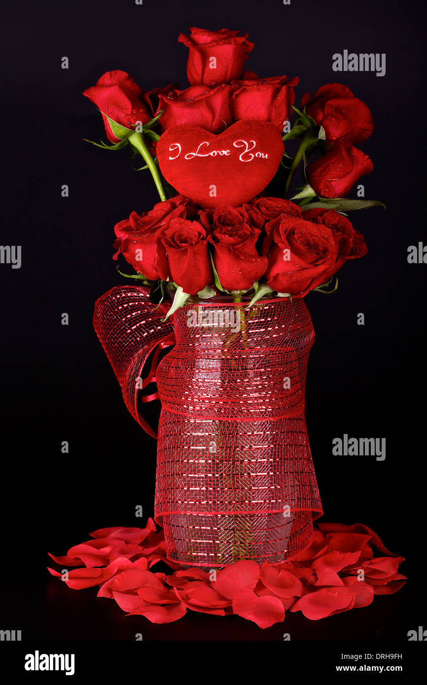 Bouquet di rose rosse in un vaso su sfondo nero Foto Stock