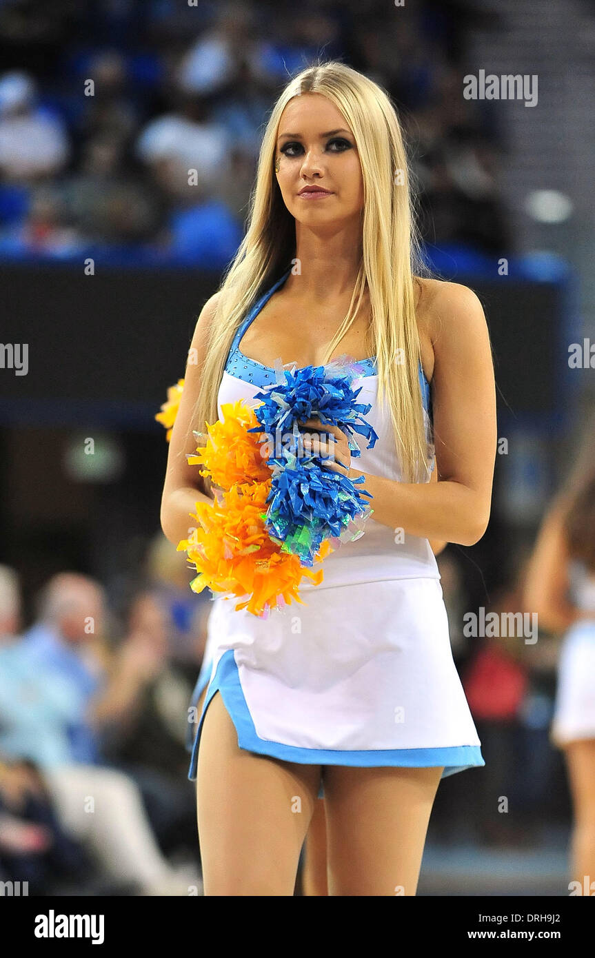 Los Angeles, CA, Stati Uniti d'America. 26 gen 2014. UCLA Bruins Cheerleader compie durante il college basketball gioco tra la California Golden Bears e la UCLA Bruins al Pauley Pavilion di Los Angeles, California. sconfitta la California Golden Bears 76-64.L'UCLA Bruins.Louis Lopez/CSM/Alamy Live News Foto Stock