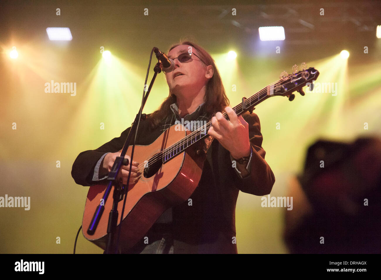 Glasgow, Scotland, Regno Unito. Il 25 gennaio 2014. Dougie MacLean, OBE, Scottish cantautore, eseguita presso il Burns concerto internazionale di Idro, Celtic Connections 2014. Compositore, multi-strumentista, record producer. Il più noto per 'Gael' e 'Caledonia." Foto Keightley Paolino. Credito: Pauline Keightley/Alamy Live News Foto Stock