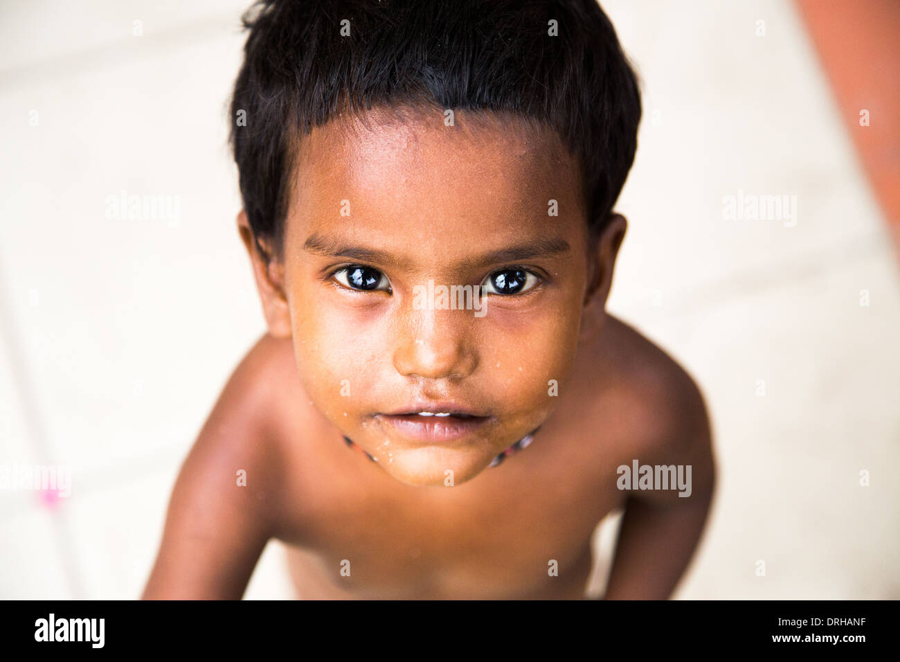 Giovane ragazzo indiano di accattonaggio in Delhi, India Foto Stock