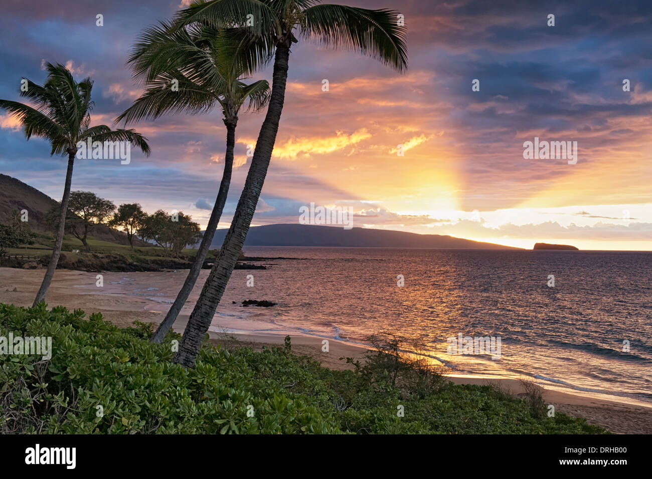 Tramonto da Makena Beach sagome largo delle isole di Kahoolawe e Molokini da Hawaii isola di Maui. Foto Stock