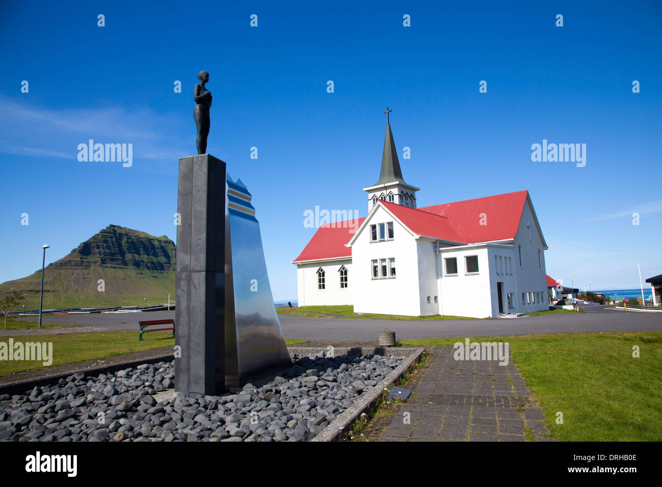 La moderna Chiesa 1961 in Grundarfjordur, Islanda. La scultura in primo piano è chiamato 'SYN'. Foto Stock