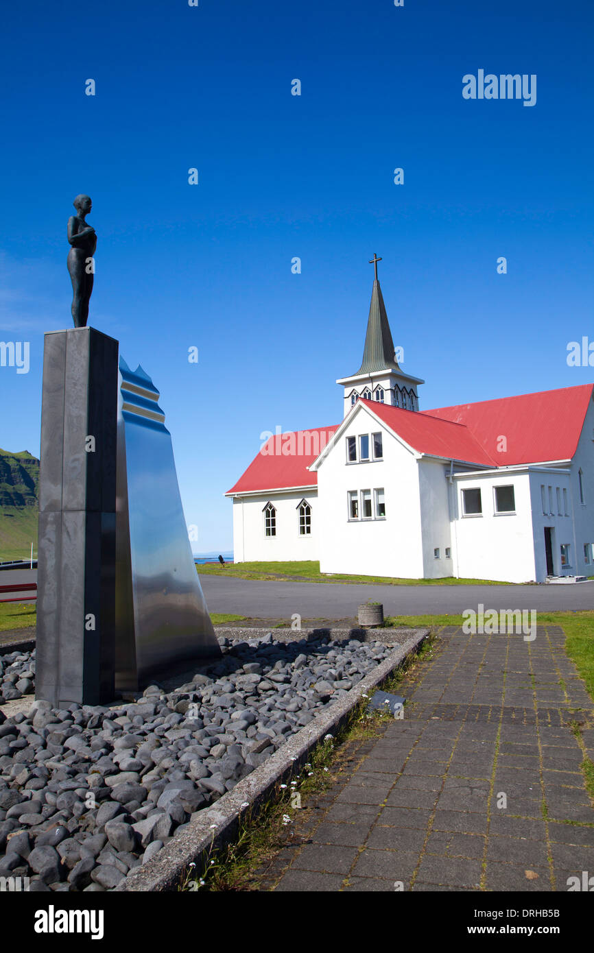 La moderna Chiesa 1961 in Grundarfjordur, Islanda. La scultura in primo piano è chiamato 'SYN'. Foto Stock