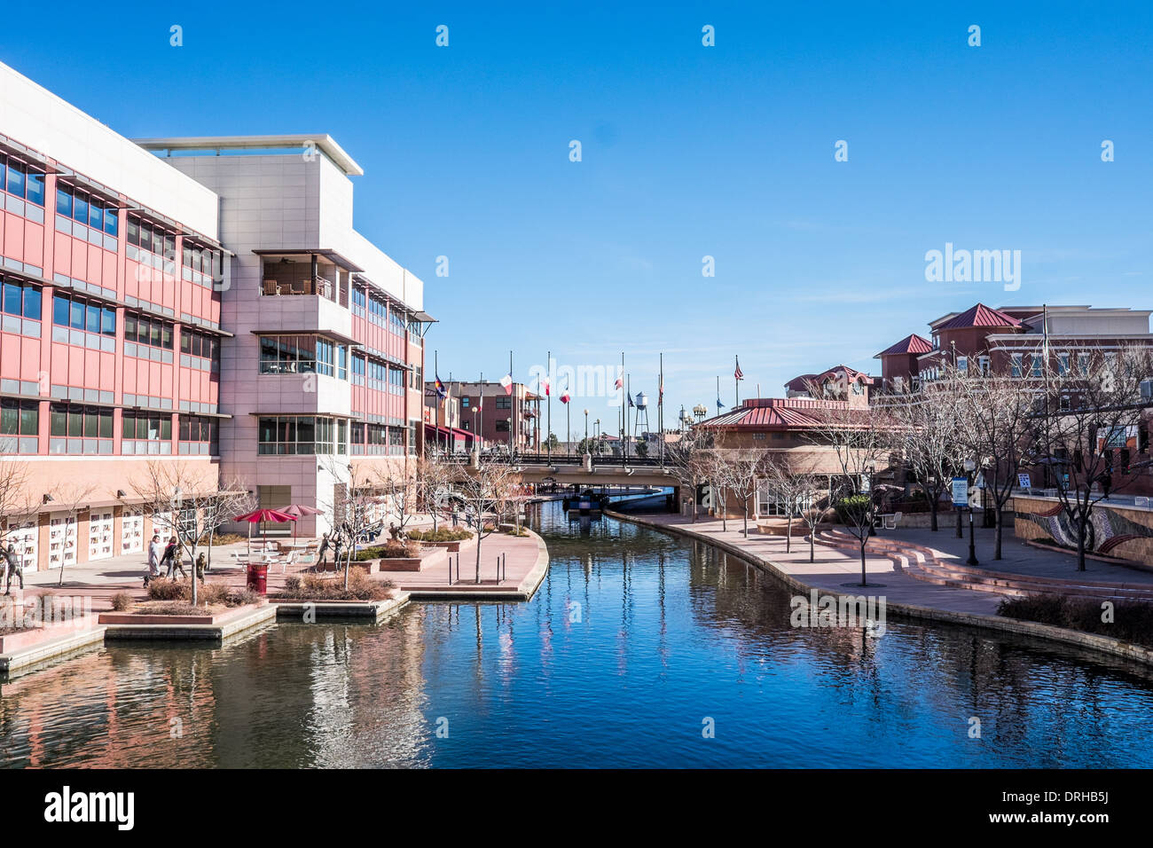 RiverWalk nella storica città vecchia di Pueblo, Colorado. Professional Bull Rider Associazione dell'edificio sulla sinistra. Foto Stock