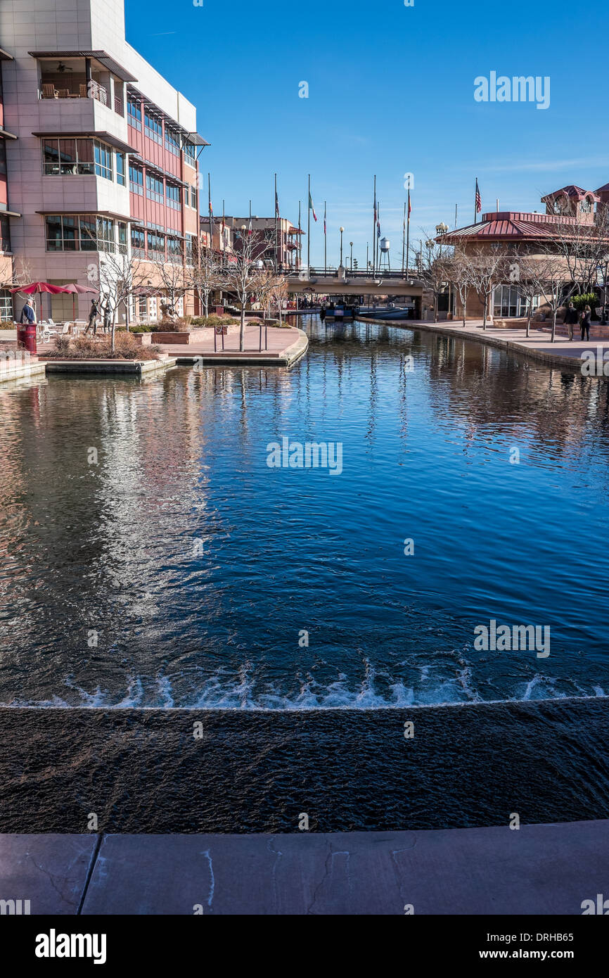 RiverWalk nella storica città vecchia di Pueblo, Colorado. Professional Bull Rider Associazione dell'edificio sulla sinistra. Foto Stock