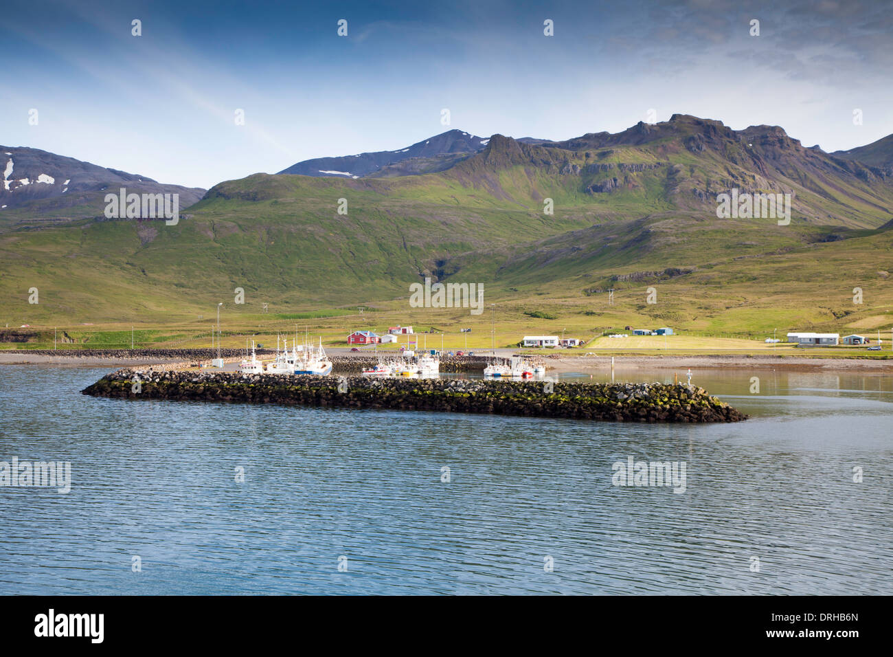 Barche rifugiandosi dietro il frangiflutti a Grundarfjörður, Islanda Foto Stock
