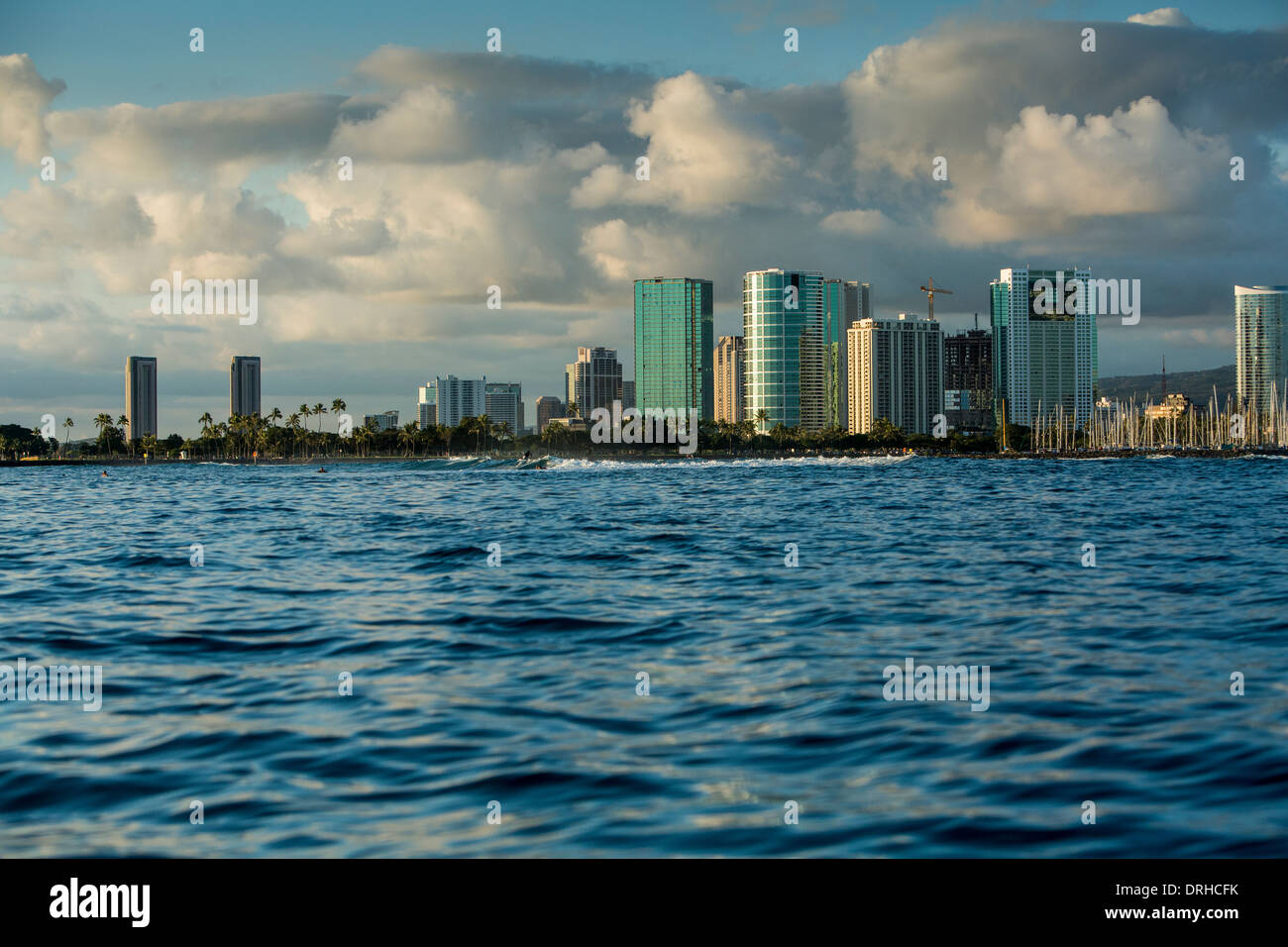 Ala Moana Ala Wai Yacht Harbor Hawaii. Honolulu Kakaako Waikiki Beach vista dello skyline della citta' inverno Foto Stock