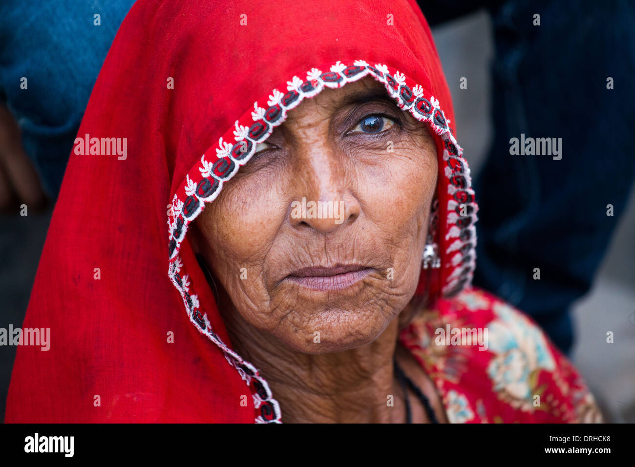 Donna anziana in Bagar, Rajasthan, India Foto Stock