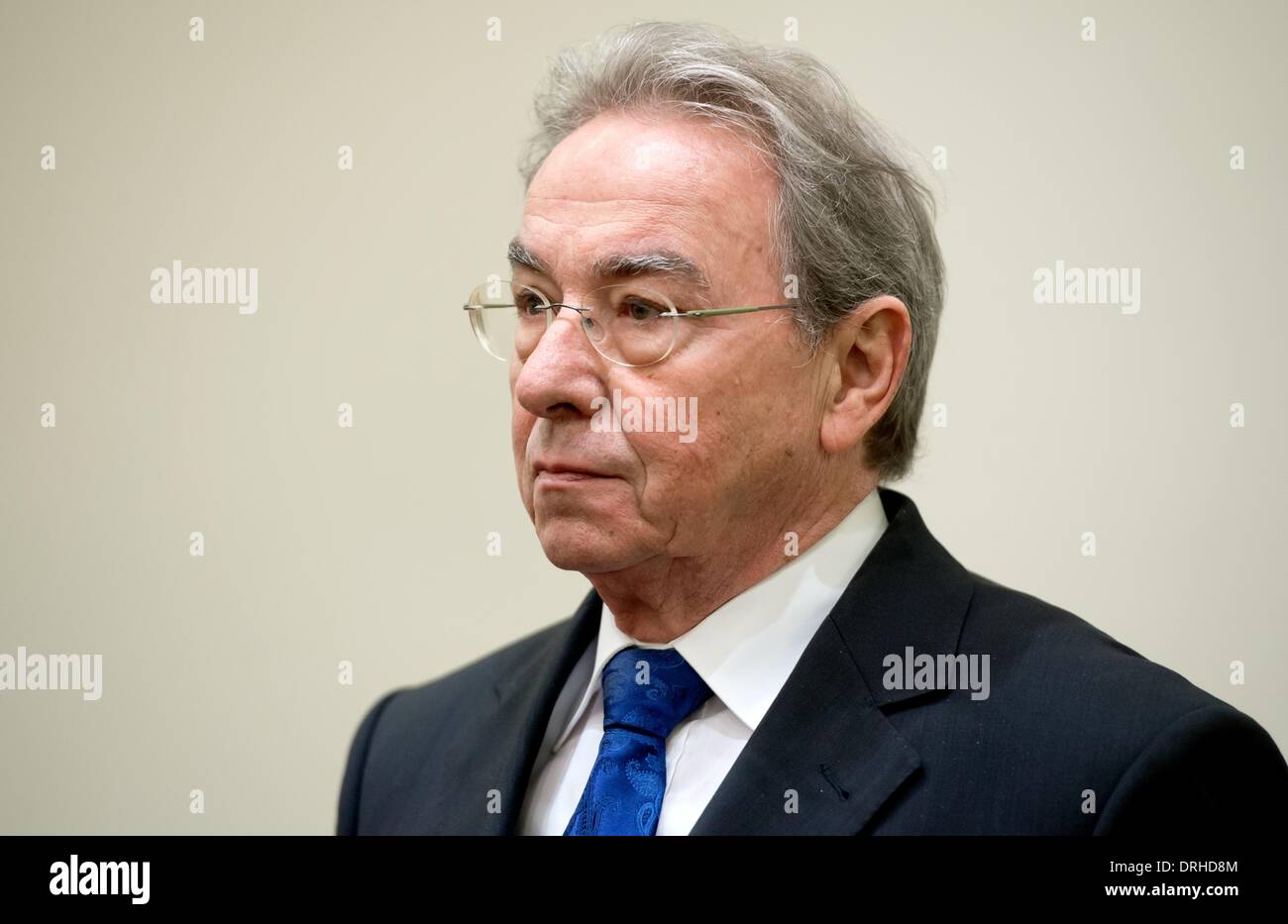 Monaco di Baviera, Germania. 27 gennaio, 2014. Rudolf Hanisch, un ex presidente del Bayern LB (bavarese banca statale) entra nell'aula del tribunale regionale di Monaco di Baviera, Germania, 27 gennaio 2014. Ex dirigenti della BayernLB sono accusati di appropriazione indebita in relazione all'acquisto di gruppo bancario austriaco Hypo Group Alpe Adria (HGAA). Foto: Sven Hoppe/dpa/Alamy Live News Foto Stock