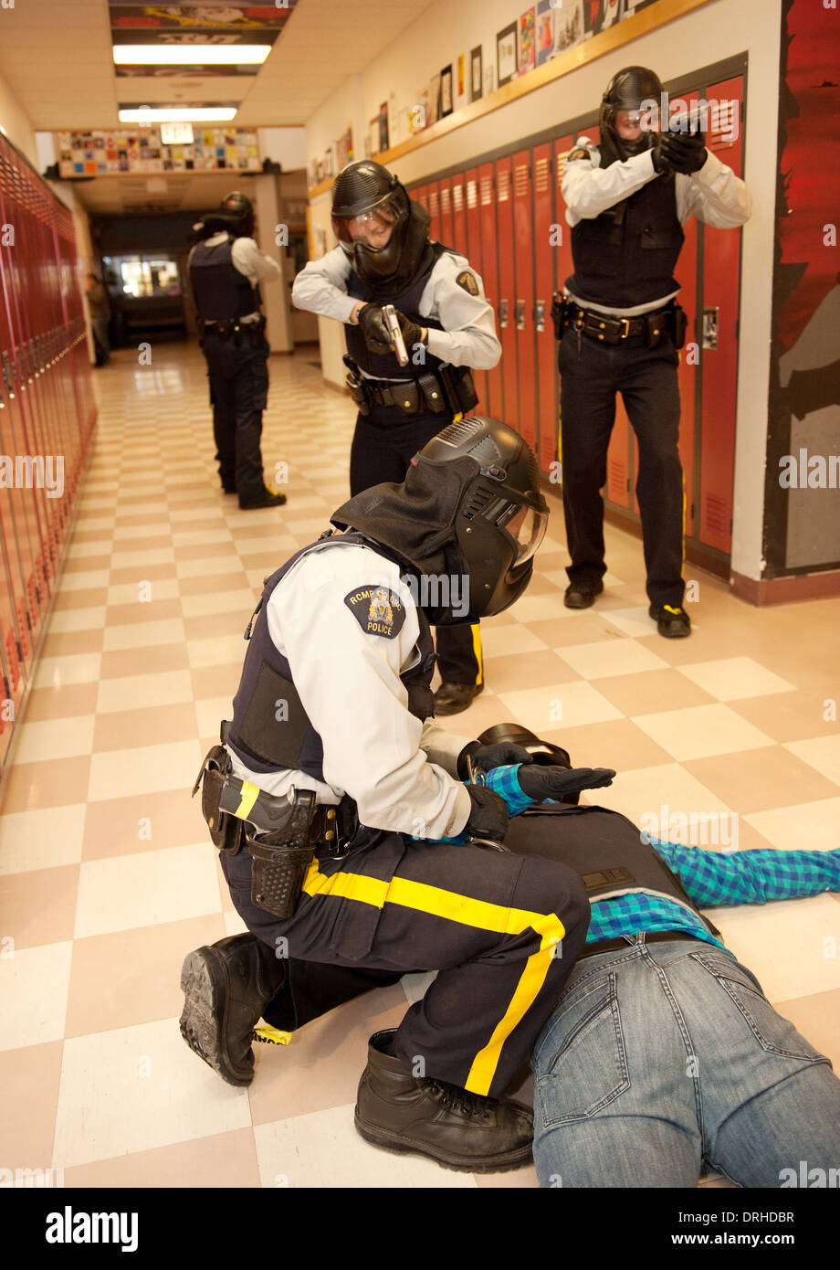 RCMP poliziotti prendere parte in una minaccia attiva formazione esercizio di SWAT, IRT e tattica di risposta, in corrispondenza di una scuola di alta. Foto Stock