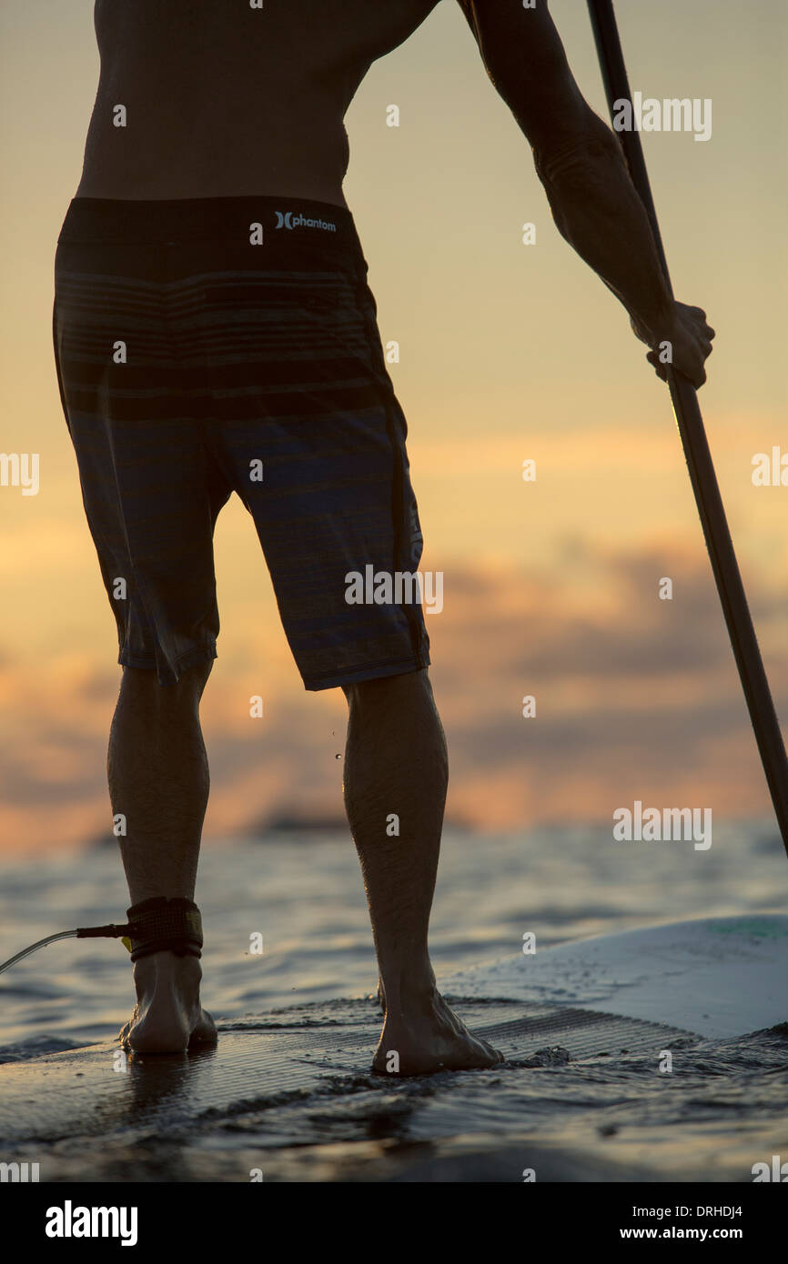 Hawaii Honolulu SUP Stand Up Paddle board Waikiki Beach board ocean sport invernali a pale [Brad Osborn] tramonto Foto Stock