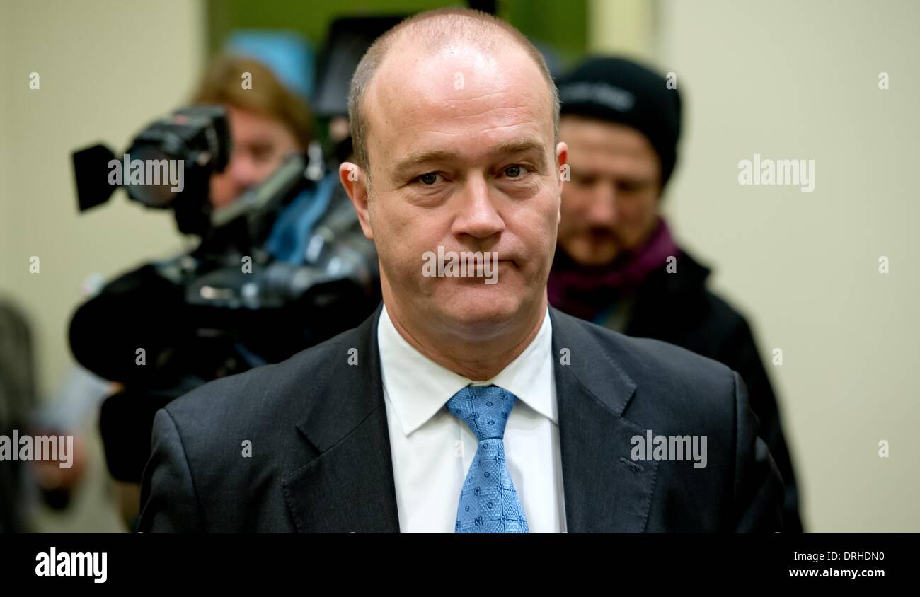 Monaco di Baviera, Germania. 27 gennaio, 2014. Gerhard Gribkowsky, un ex presidente del Bayern LB (bavarese banca statale) entra nell'aula del tribunale regionale di Monaco di Baviera, Germania, 27 gennaio 2014. Ex dirigenti della BayernLB sono accusati di appropriazione indebita in relazione all'acquisto di gruppo bancario austriaco Hypo Group Alpe Adria (HGAA). Foto: Sven Hoppe/dpa/Alamy Live News Foto Stock