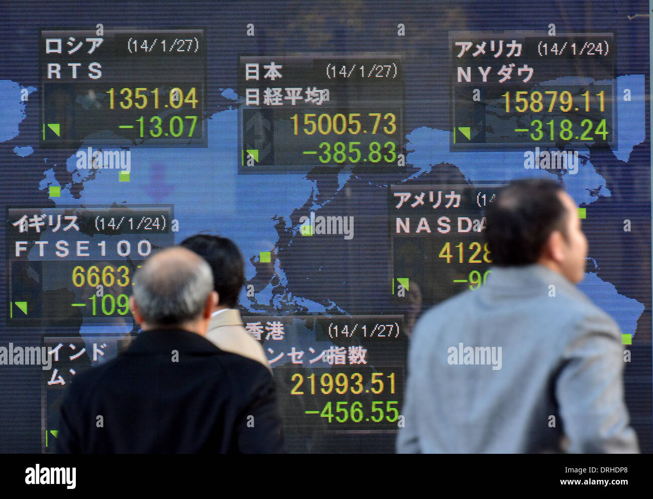 Tokyo, Giappone. 27 gennaio, 2014. Pedoni esaminare le quotazioni di borsa sul bollettino elettrico a bordo di una mediazione di Tokyo lunedì, 27 gennaio 2014. Tokyo Stock oggetto di scambi nettamente inferiore con il Nikkei Stock brevemente media scendendo al di sotto del contrassegno di 15.000 per la prima volta in circa due mesi. L'indice Nikkei chiuso a 1,5005.73, giù 385.83 punti dal venerdì. © Natsuki Sakai/AFLO/Alamy Live News Foto Stock