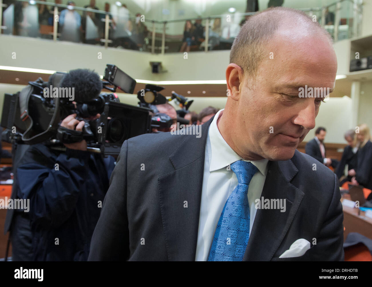 Monaco di Baviera, Germania. 27 gennaio, 2014. Ex presidente del Bayern LB (bavarese banca statale) Gerhard Gribkowsky entra in aula nella Corte Regionale di Monaco di Baviera, Germania, 27 gennaio 2014. Ex dirigenti della BayernLB sono accusati di appropriazione indebita in relazione all'acquisto di gruppo bancario austriaco Hypo Group Alpe Adria (HGAA). Foto: Peter Kneffel/dpa/Alamy Live News Foto Stock
