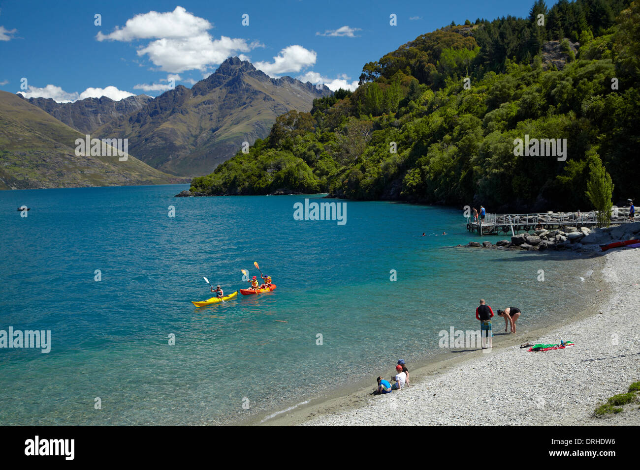 I kayak e spiaggia, Sunshine Bay, sul lago Wakatipu, Queenstown, Otago, Isola del Sud, Nuova Zelanda Foto Stock