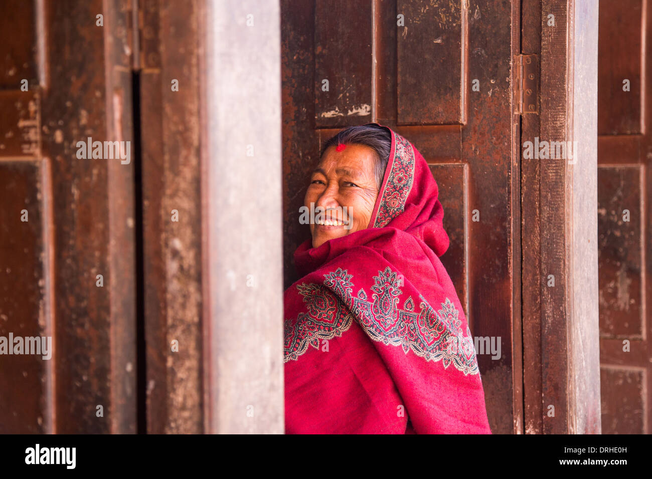 Donna nepalese nel suo portale in Bhaktapur, Nepal Foto Stock