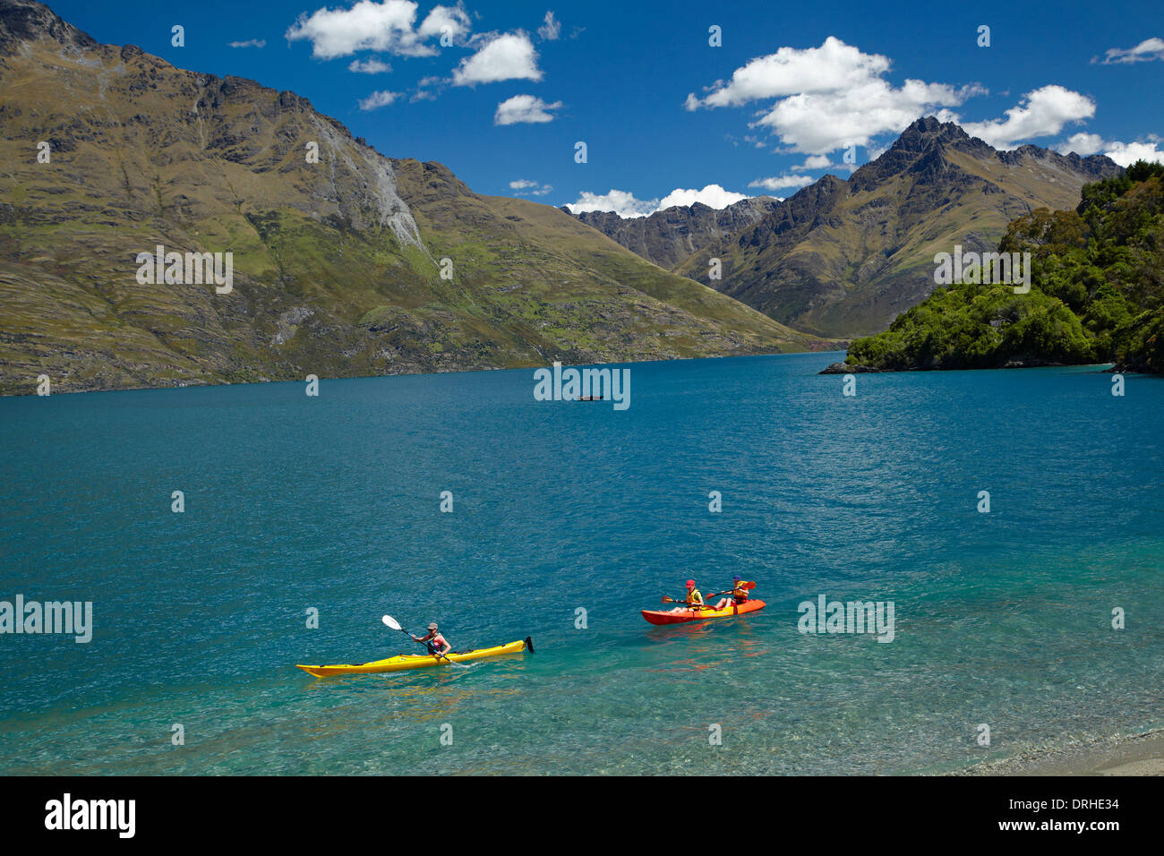 Kayaks, Sunshine Bay, sul lago Wakatipu, Queenstown, Otago, Isola del Sud, Nuova Zelanda Foto Stock