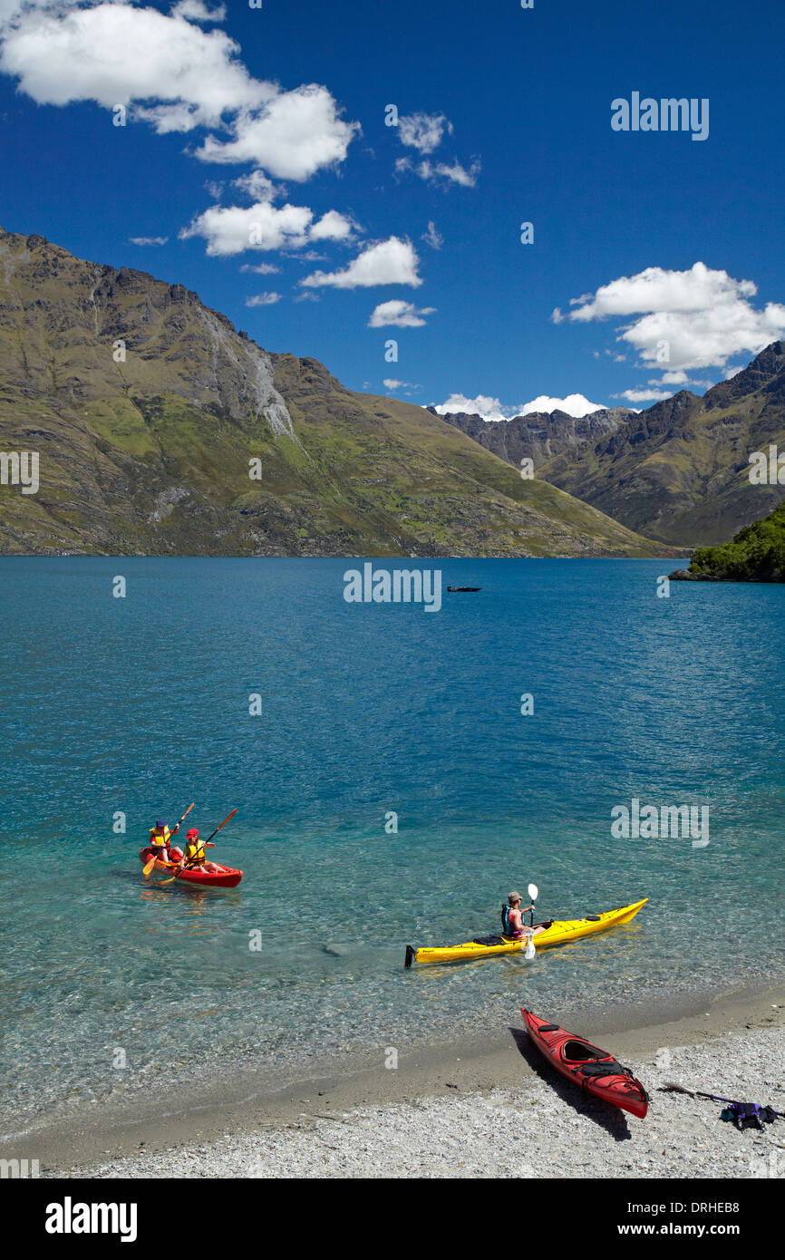 Kayaks, Sunshine Bay, sul lago Wakatipu, Queenstown, Otago, Isola del Sud, Nuova Zelanda Foto Stock