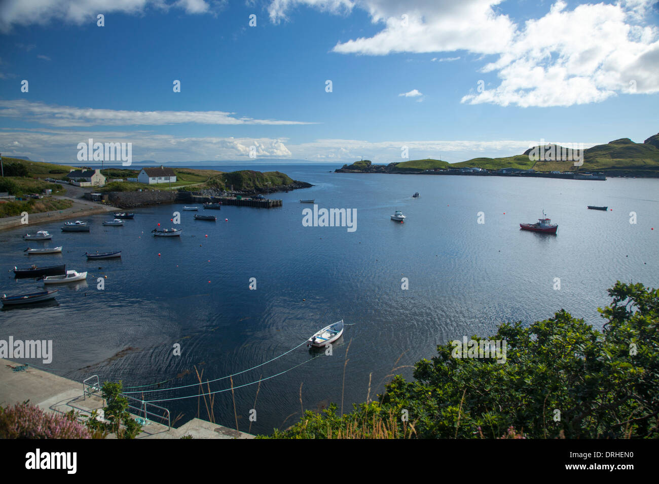 Barche ormeggiate nella baia di Teelin, County Donegal, Irlanda. Foto Stock