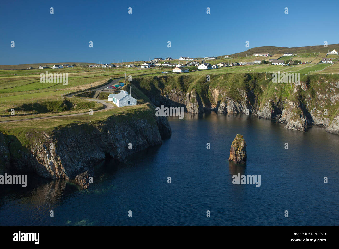 Il villaggio costiero di Malin Beg, County Donegal, Irlanda. Foto Stock