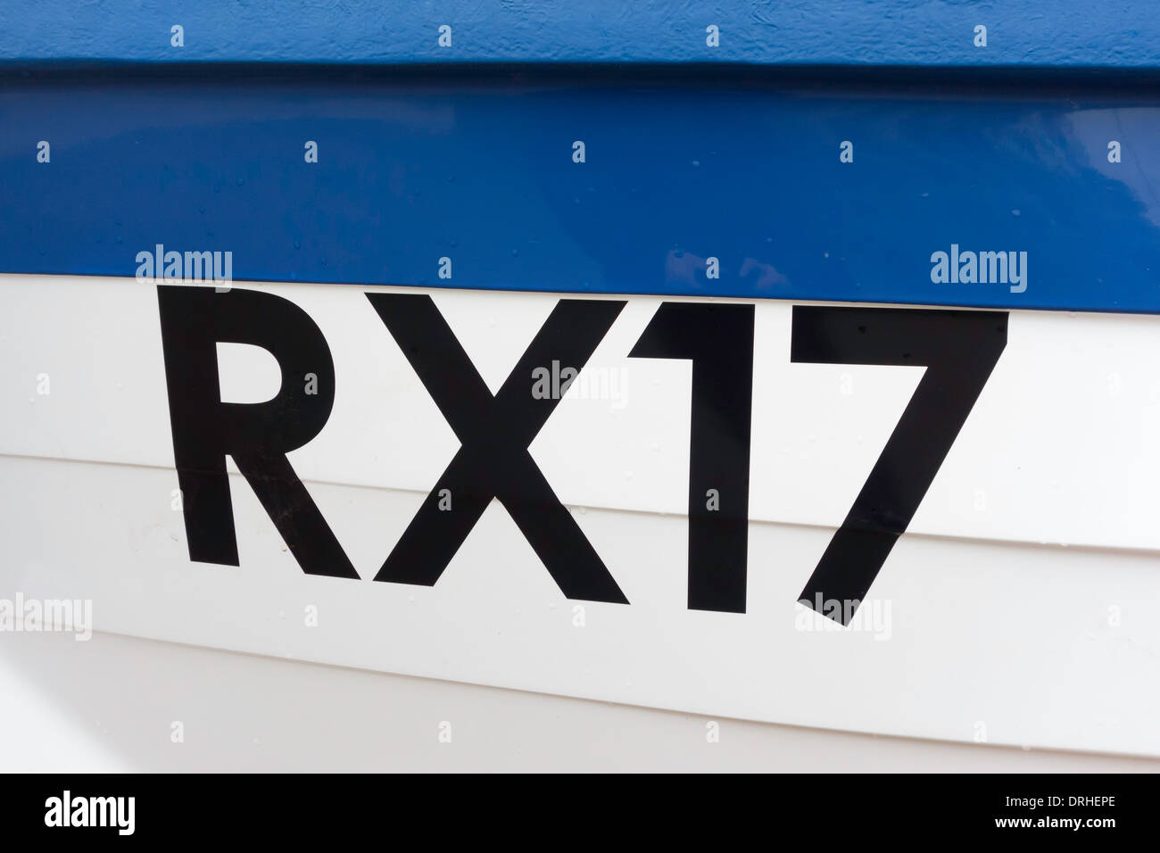 Barche da pesca sono registrati con le lettere che indicano la porta originale del registro di sistema e di un numero. RX è il porto di segala Sussex Foto Stock
