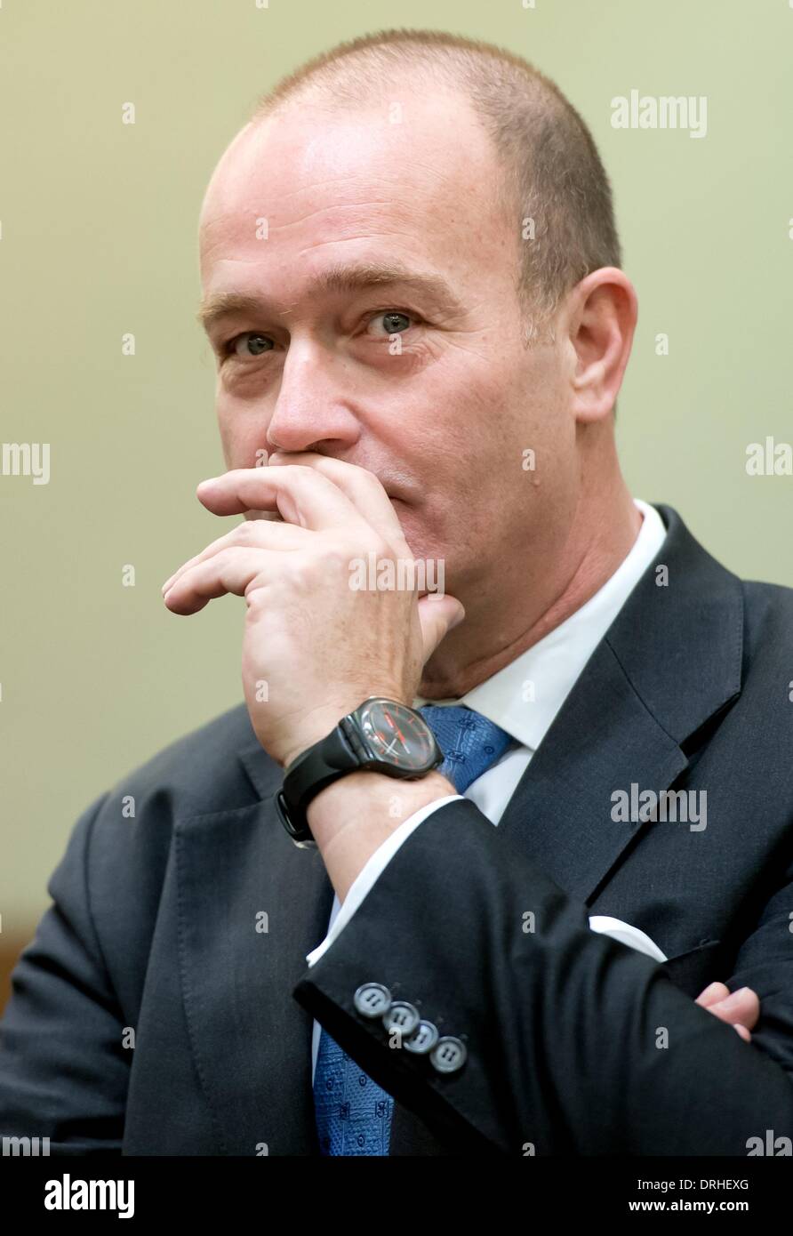 Monaco di Baviera, Germania. 27 gennaio, 2014. Ex BayernLB (bavarese banca statale) Presidente Gerhard Gribkowsky entra in aula nella Corte Regionale di Monaco di Baviera, Germania, 27 gennaio 2014. Ex dirigenti della BayernLB sono accusati di appropriazione indebita in relazione all'acquisto di gruppo bancario austriaco Hypo Group Alpe Adria (HGAA). Foto: Sven Hoppe/dpa/Alamy Live News Foto Stock
