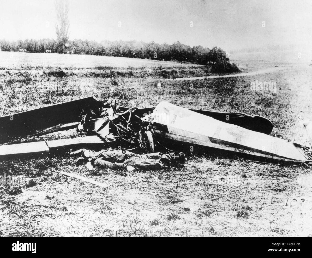 Quentin Roosevelt che giace accanto al suo velivolo, Francia, WW1 Foto Stock
