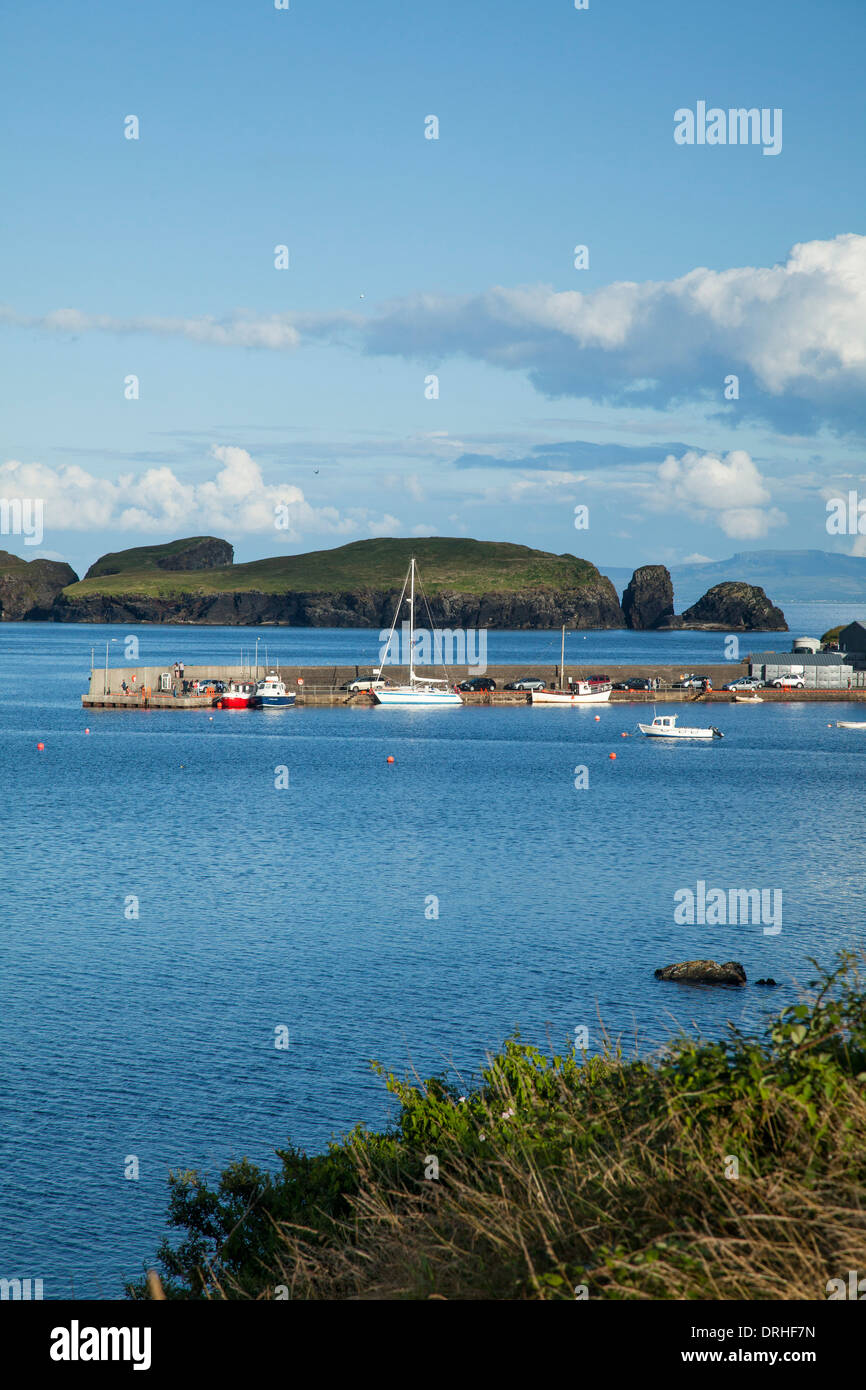 Barche ormeggiate accanto a Teelin Pier, County Donegal, Irlanda. Foto Stock