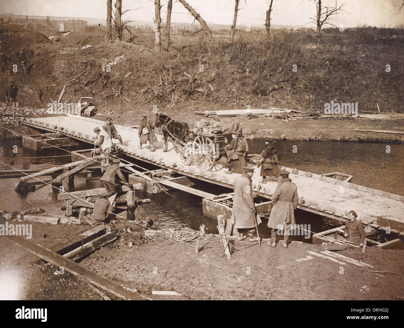 Edificio di soldati pontoon bridge, Fiandre, WW1 Foto Stock