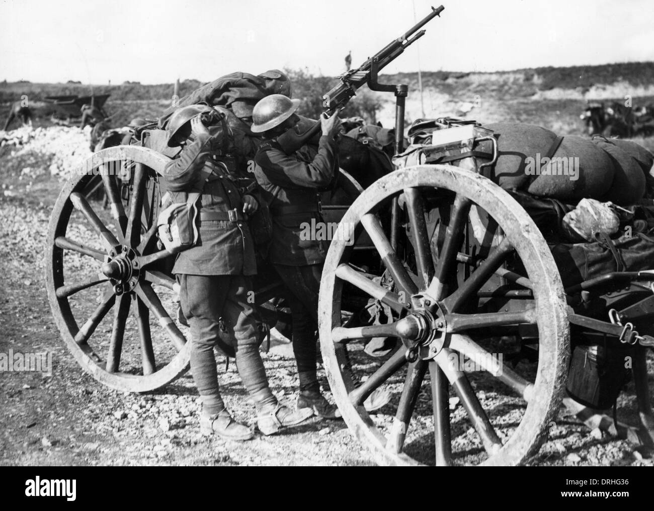 I soldati britannici a sparare su un piano tedesco, WW1 Foto Stock