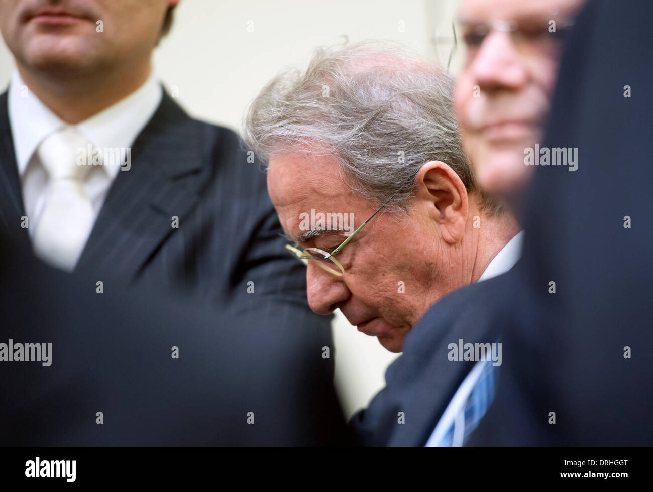 Monaco di Baviera, Germania. 27 gennaio, 2014. Ex BayernLB (bavarese banca statale) presidente Rudolf Hanisch sorge in aula nella Corte Regionale di Monaco di Baviera, Germania, 27 gennaio 2014. Ex dirigenti della BayernLB sono accusati di appropriazione indebita in relazione all'acquisto di gruppo bancario austriaco Hypo Group Alpe Adria (HGAA). Foto: Peter Kneffel/dpa/Alamy Live News Foto Stock