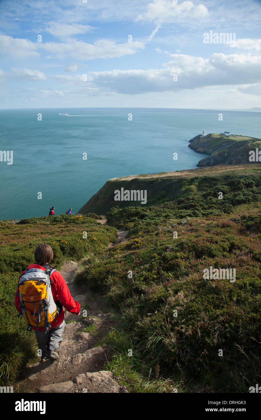 Walker in direzione Baily Lighthouse, Howth sentiero costiero, County Dublin, Irlanda. Foto Stock