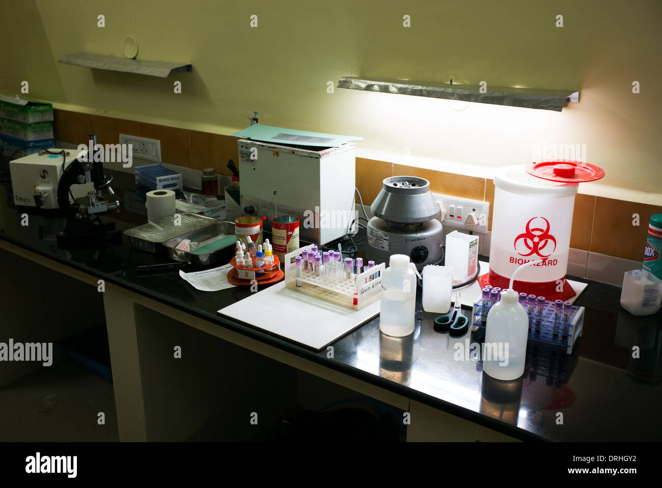 La banca del sangue laboratorio all'Sathya Sai Baba Super Specialty hospital. Puttaparthi, Andhra Pradesh, India Foto Stock