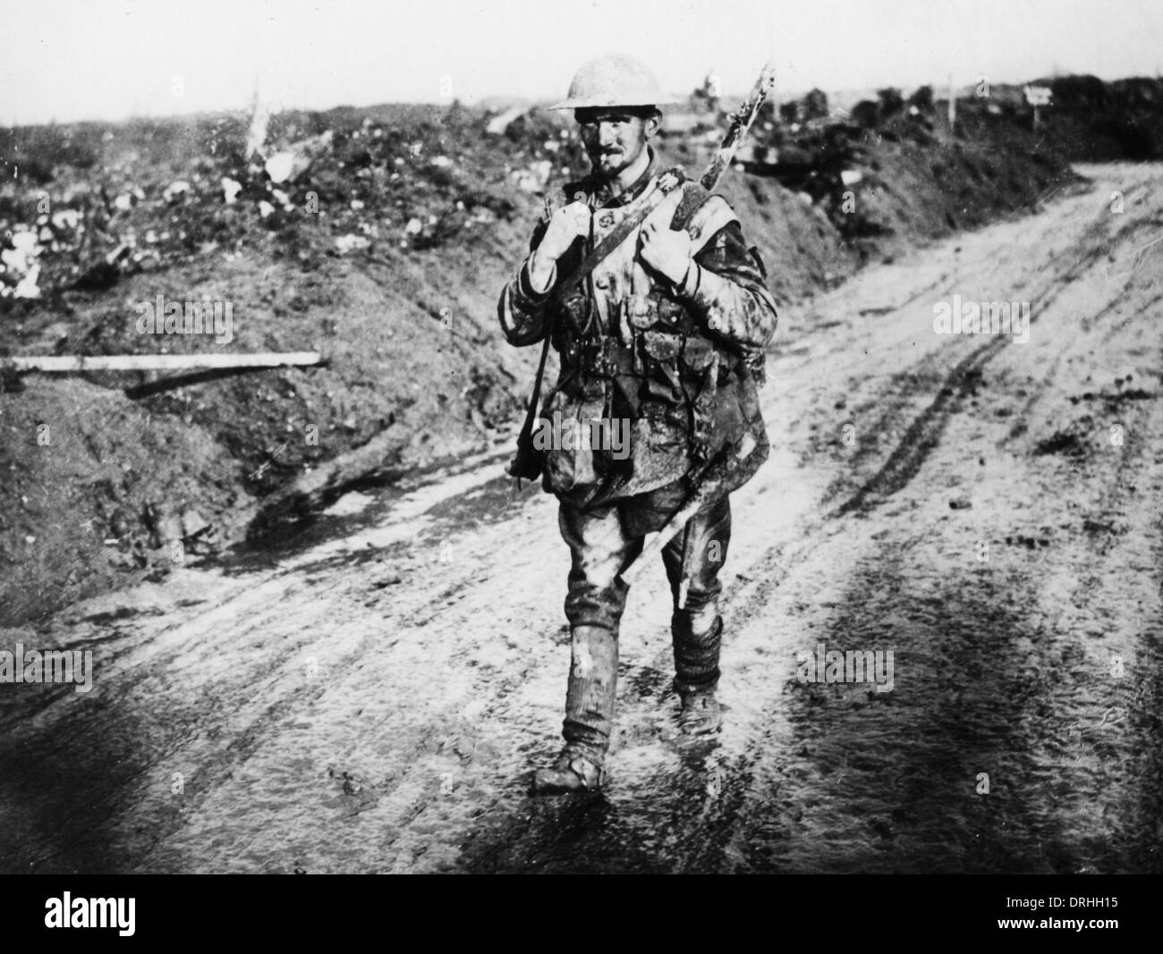 Soldato britannico a piedi lungo una strada, WW1 Foto Stock