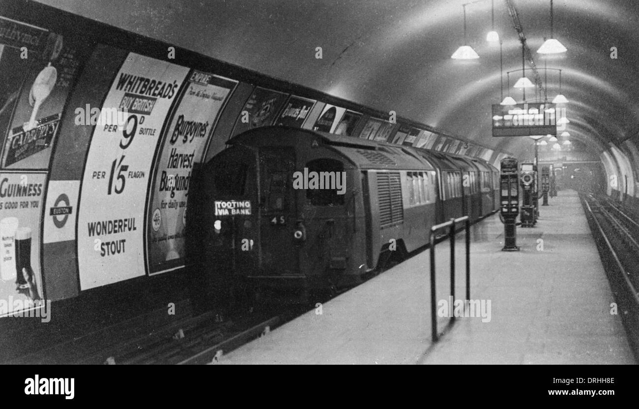 Un tubo di un treno in un metro di Londra la piattaforma a Euston Foto Stock