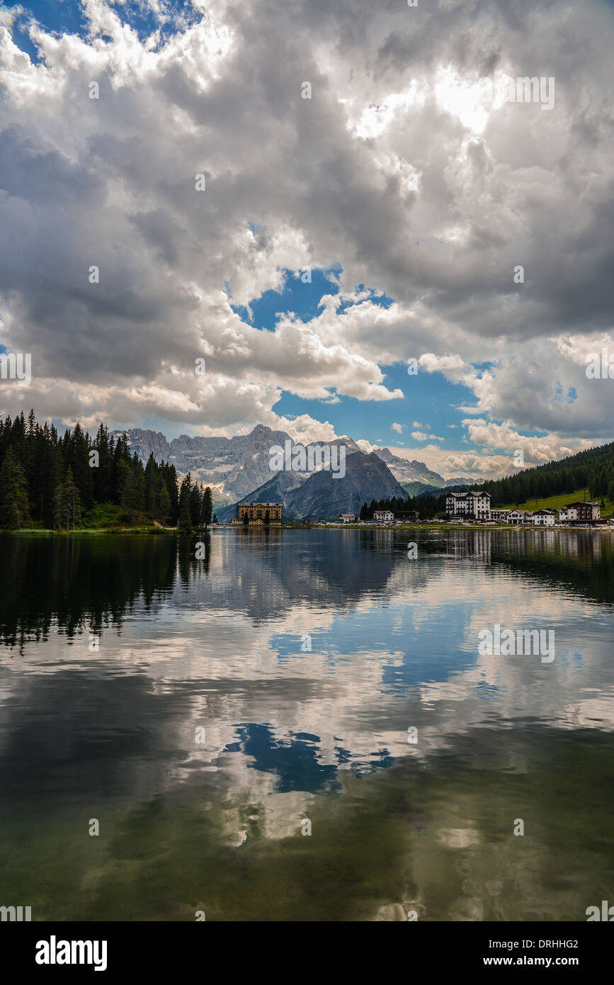 Lago di Misurina nelle alpi dolomitiche Foto Stock