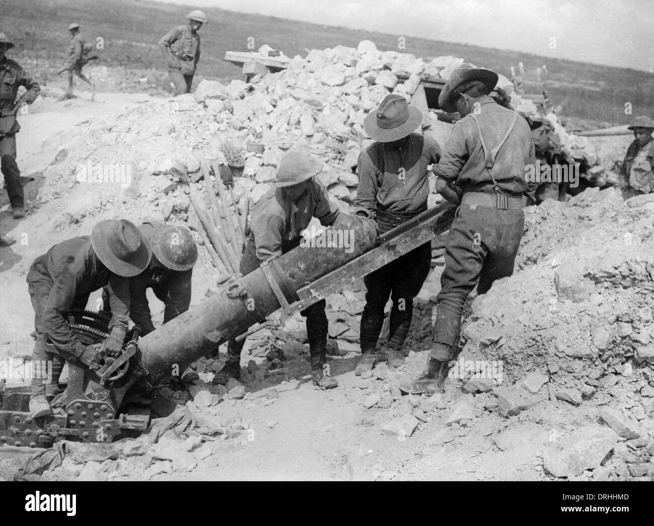 Caricamento di una trincea di mortaio, fronte occidentale, Francia, WW1 Foto Stock