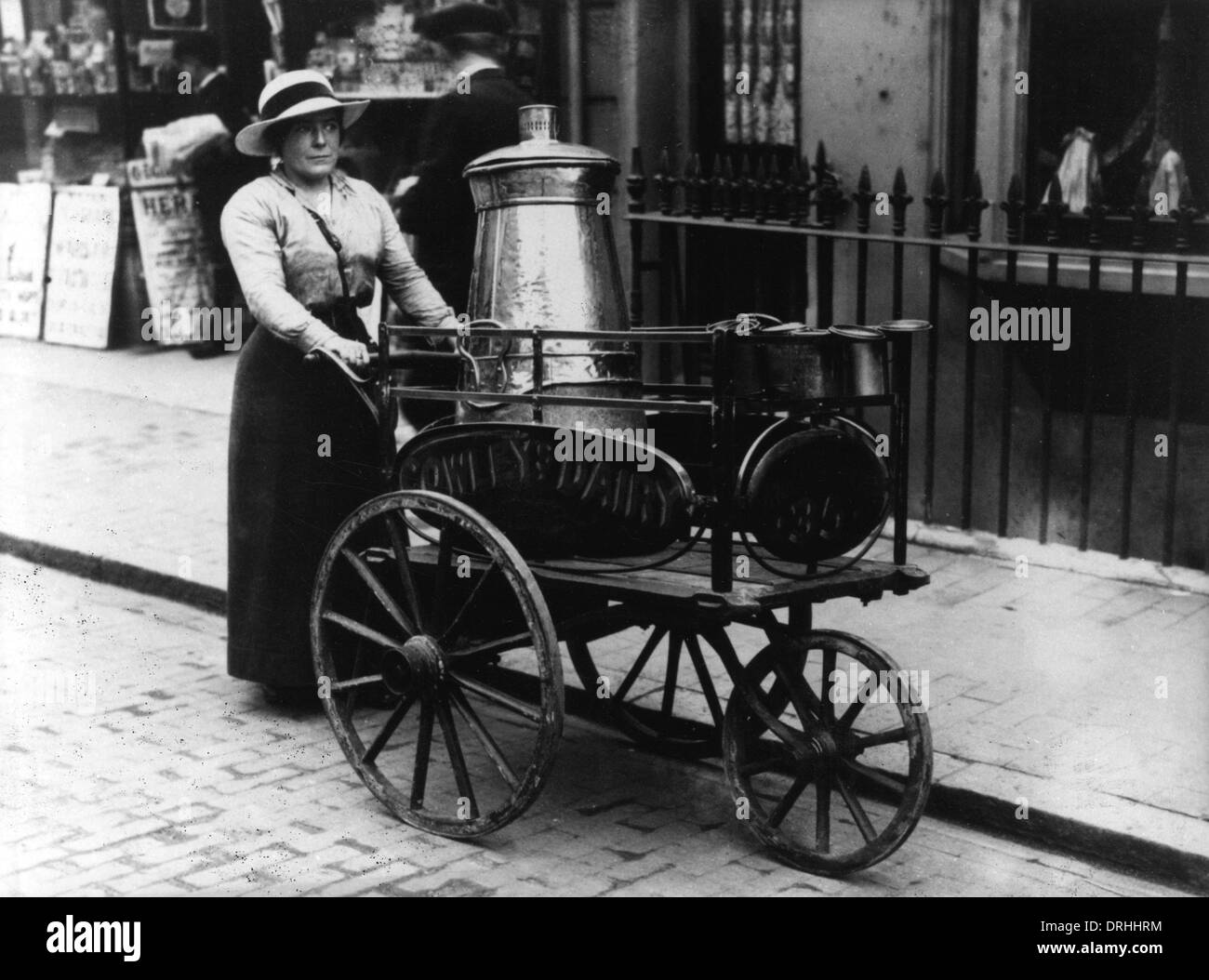 Una cameriera di latte e il carrello per Cowleys latteria. Londra Foto Stock