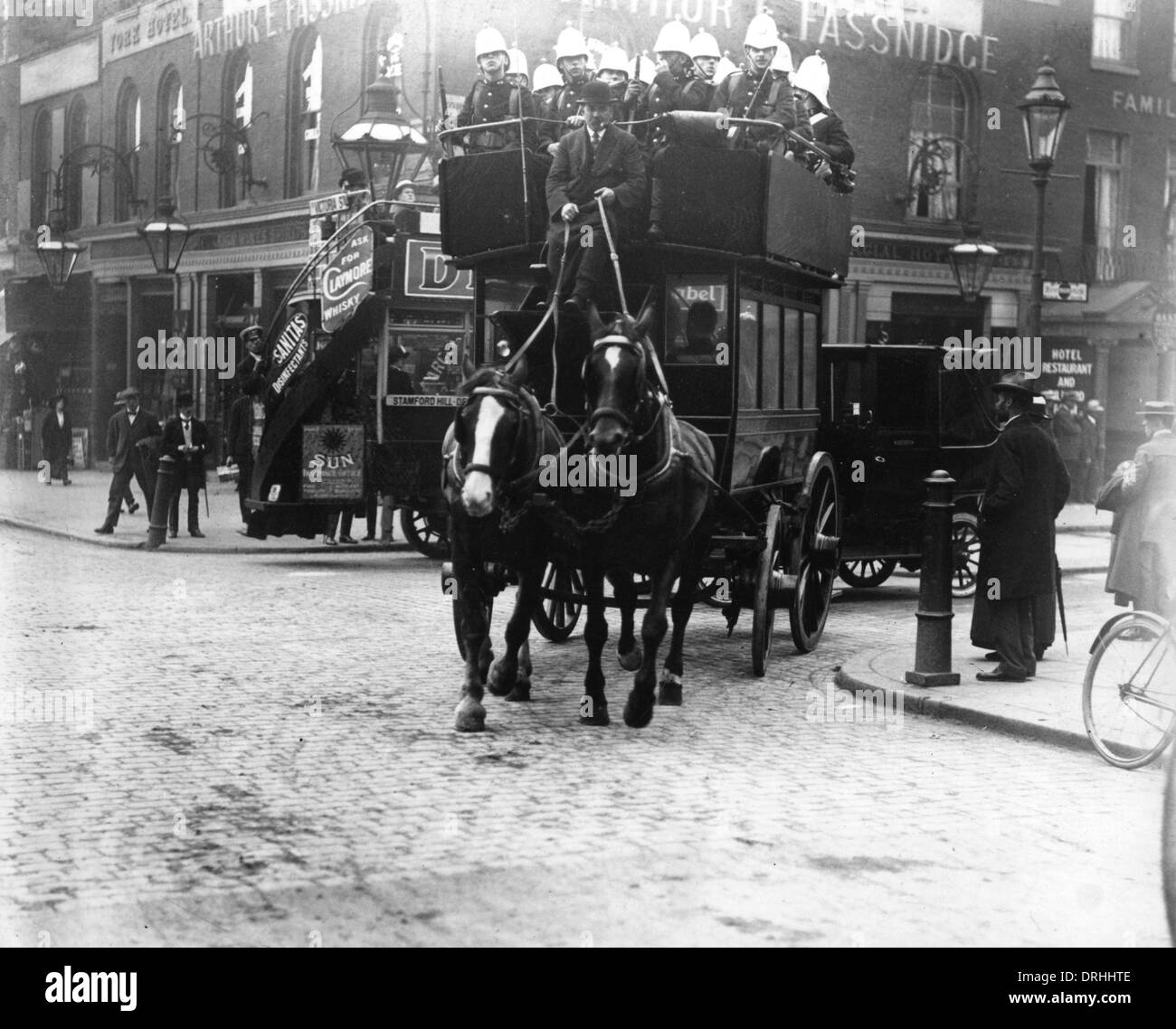 Soldati a Cavallo sul ponte superiore di una Londra omnibus Foto Stock