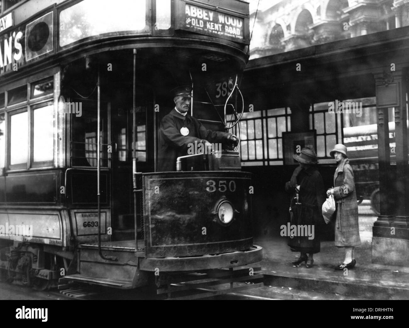 Una fermata del tram fuori Blackfriars terminal dei tram di Londra Foto Stock