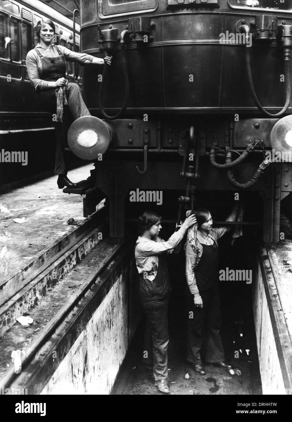 Tre donne che lavorano su un vagone ferroviario. Foto Stock