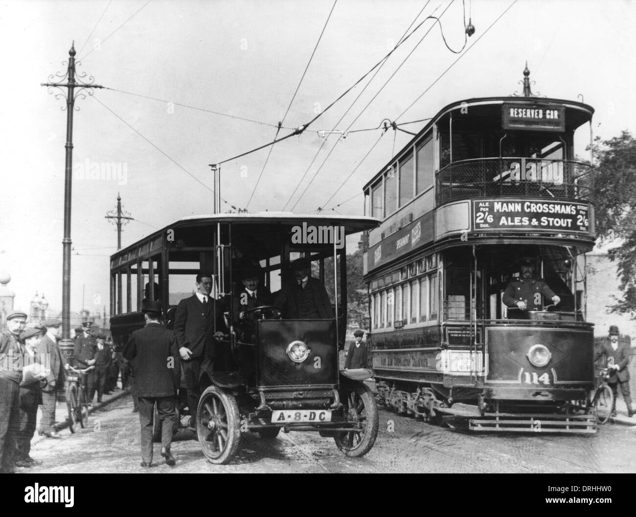 A Londra il tram il sorpasso di un filobus. Foto Stock