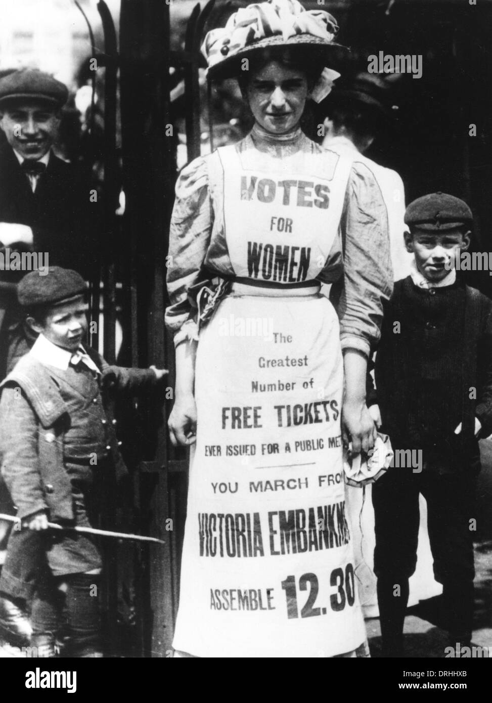 Una pubblicità delle suffragette un voti per le donne marzo Foto Stock