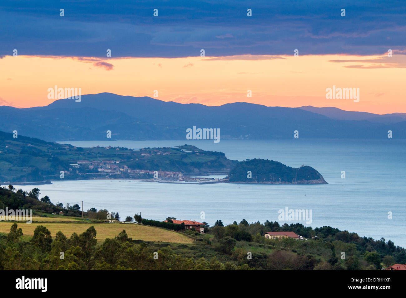 Tramonto a Getaria vista dal Monte Igeldo, Gipuzkoa, Paese Basco. Foto Stock