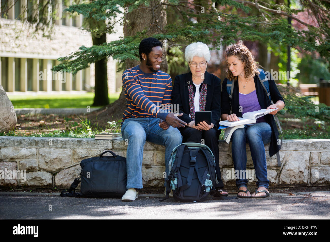 Gli studenti universitari con tavoletta digitale Foto Stock