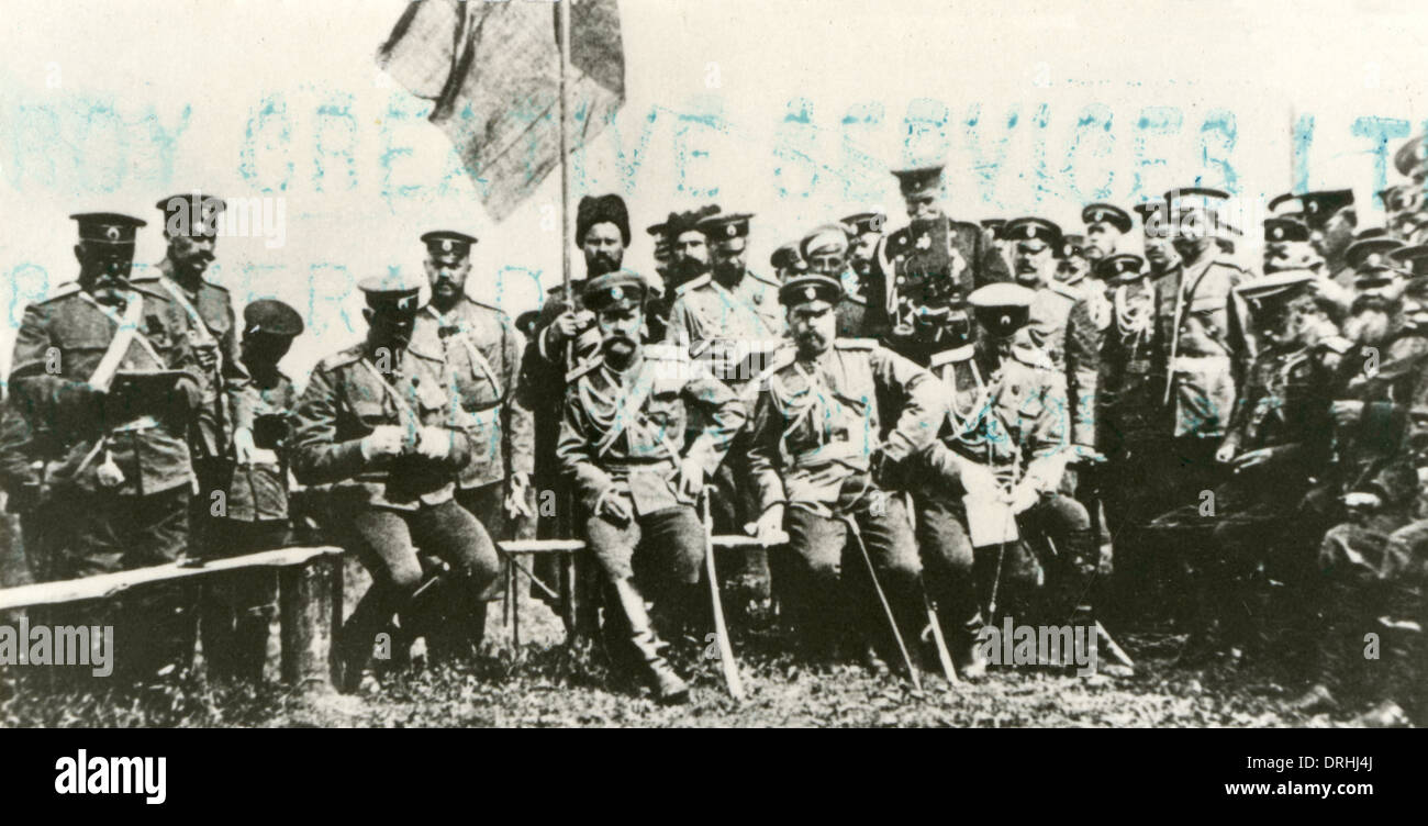Lo Zar Nicola II di Russia con gli ufficiali dell esercito Foto Stock