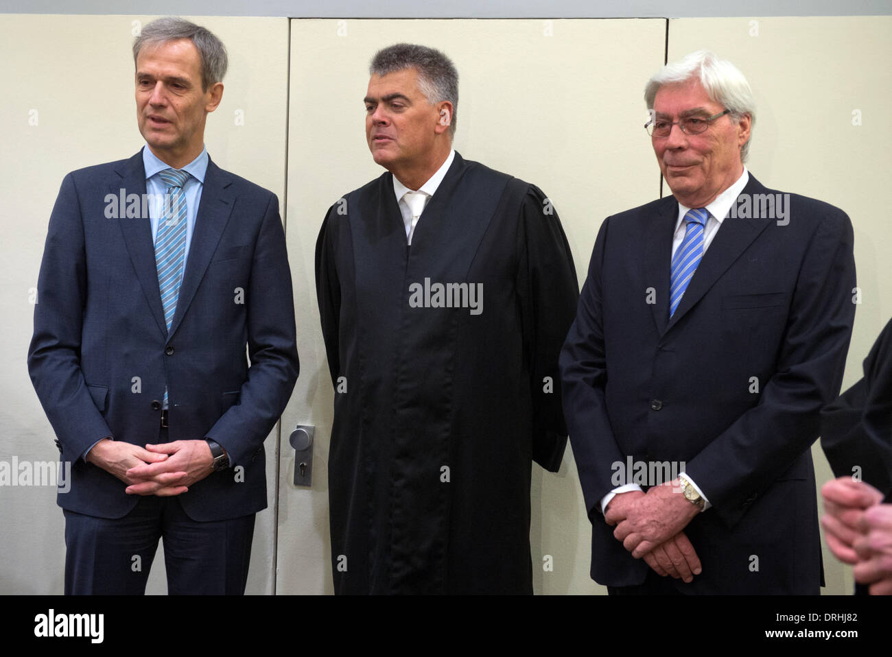 Ex BayernLB (bavarese banca statale) presidente Michael Kemmer (L) ed ex manager di BayernLB Werner Schmidt (R) stand in aula con il procuratore Felix Doerr (C) nella Corte Regionale di Monaco di Baviera, Germania, 27 gennaio 2014. Ex dirigenti della BayernLB sono accusati di appropriazione indebita in relazione all'acquisto di gruppo bancario austriaco Hypo Group Alpe Adria (HGAA). Foto: Peter Kneffel/dpa Foto Stock